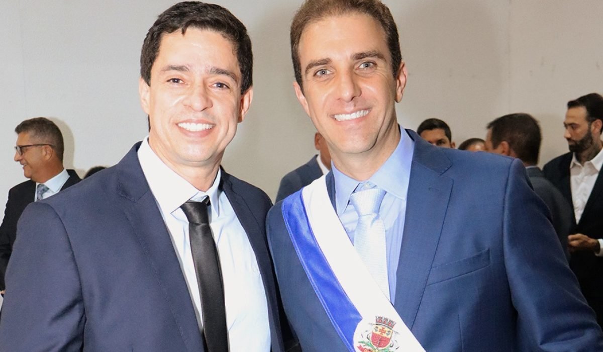 Presidente da Câmara, Antonio Carlos Júnior e prefeito eleito Mateus Silva, que fará pronunciamento nesta terça