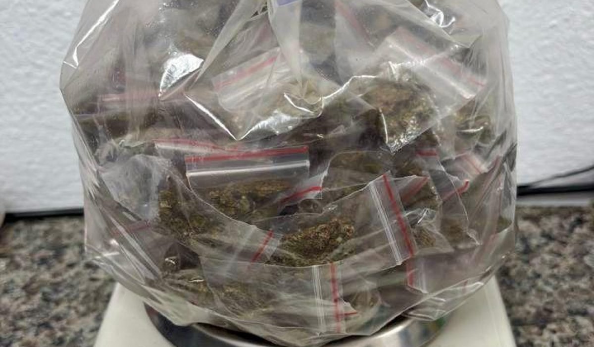 Ação conjunta entre GCM de Caraguá e São Sebastião apreendem adolescente por tráfico de drogas no Jara