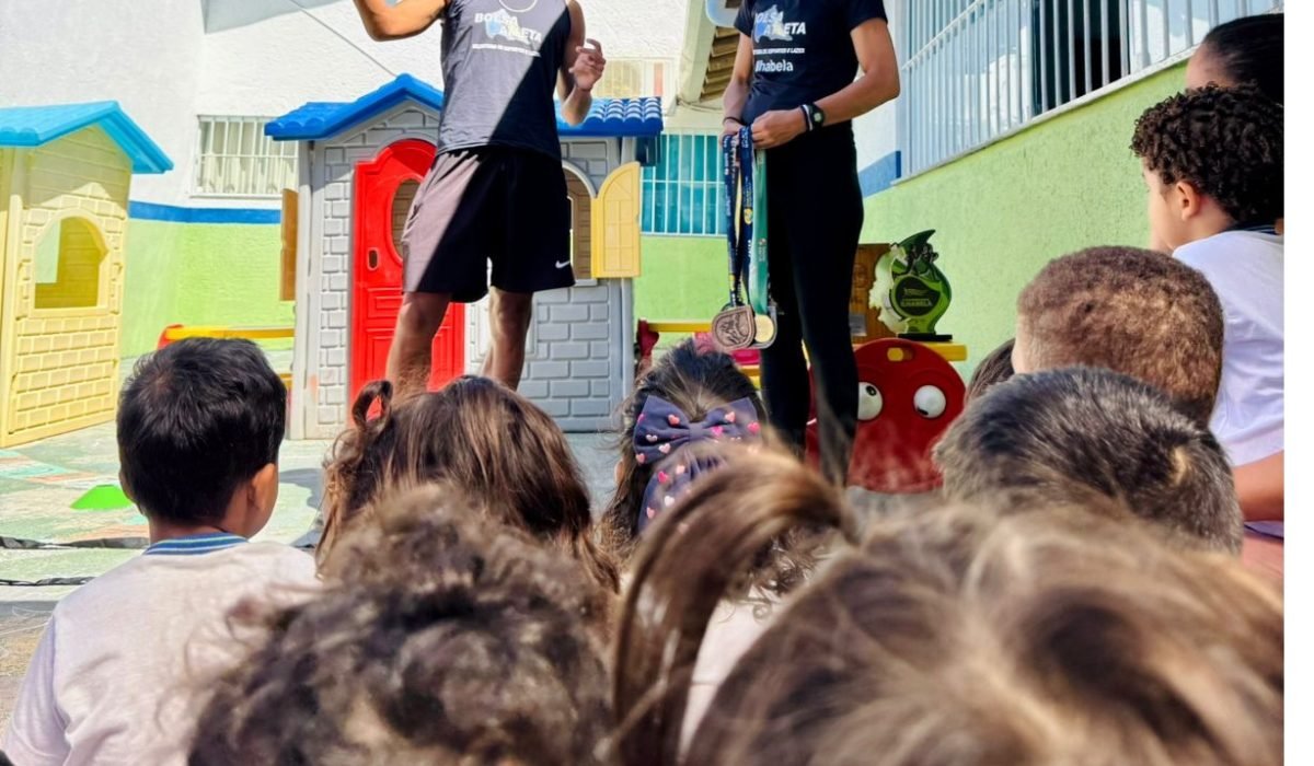 Contemplados pelo programa Bolsa-Atleta de Ilhabela inspiram alunos da Escola Antônio Marques com esporte e dedicação