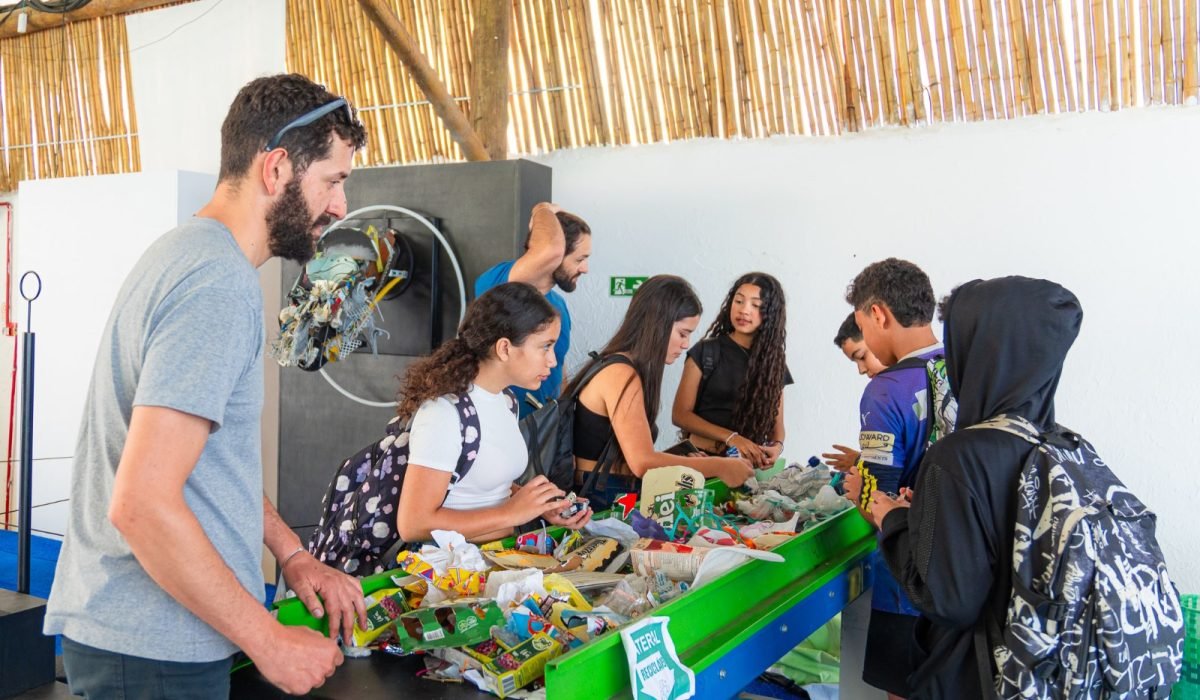 Exposição ‘Cuide-se’ transforma resíduos em arte e mobiliza Maresias para a sustentabilidade1