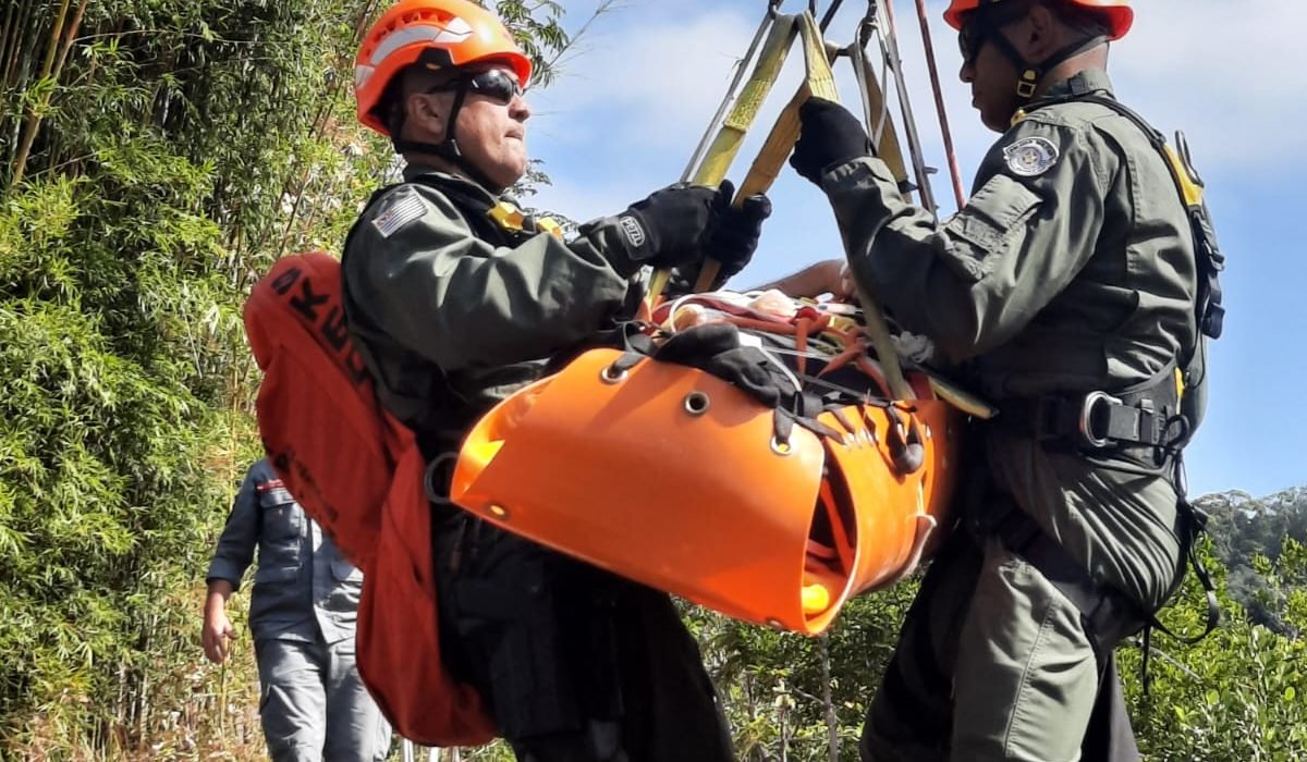 Homem é resgatado por helicóptero após queda em mata fechada em Ubatuba4