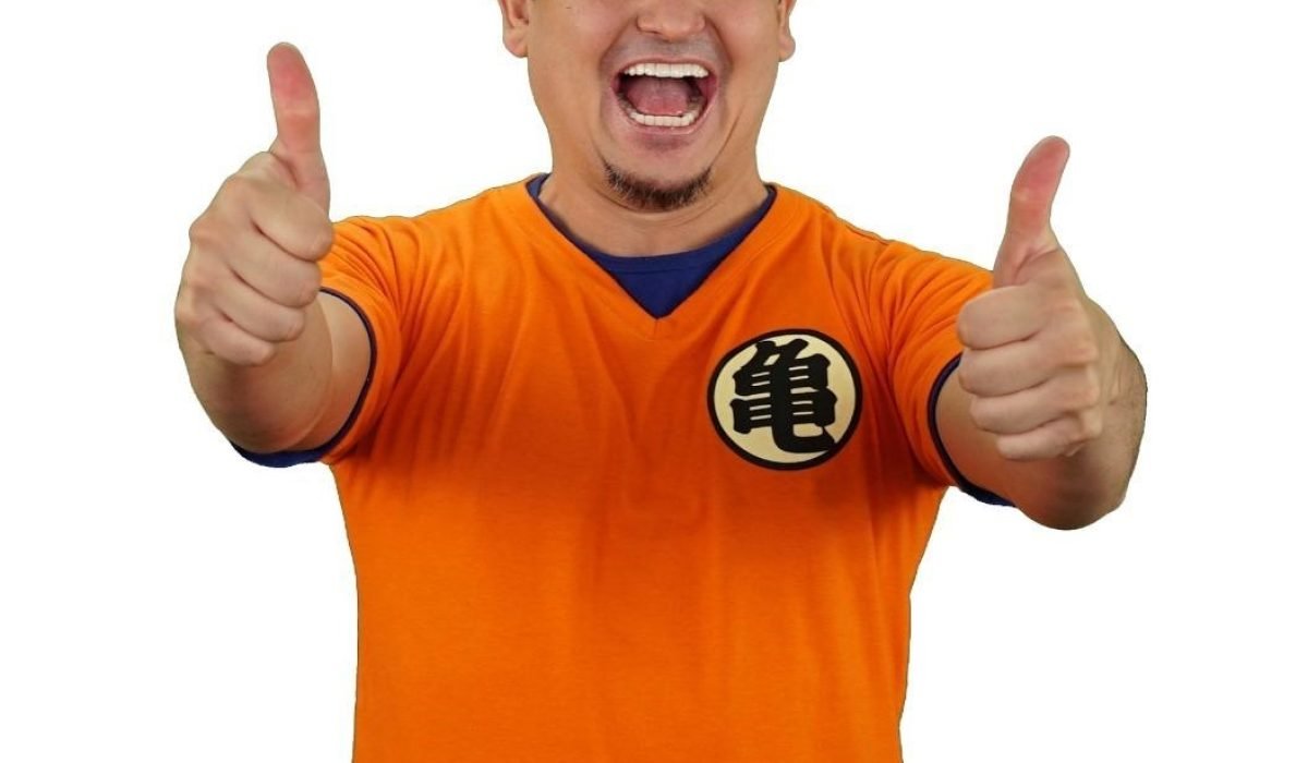 Humorista André Santi apresenta stand-up comedy no Teatro Municipal de São Sebastião