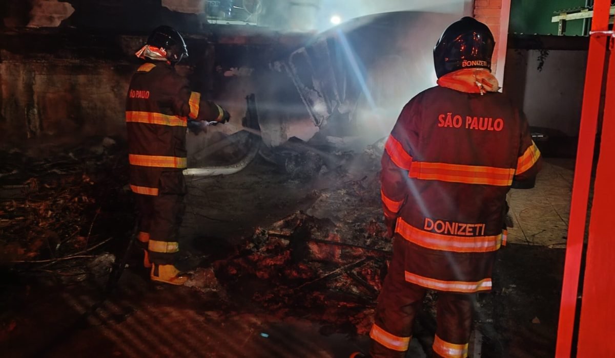 Incêndio atinge quintal de casa durante a madrugada em Caraguatatuba