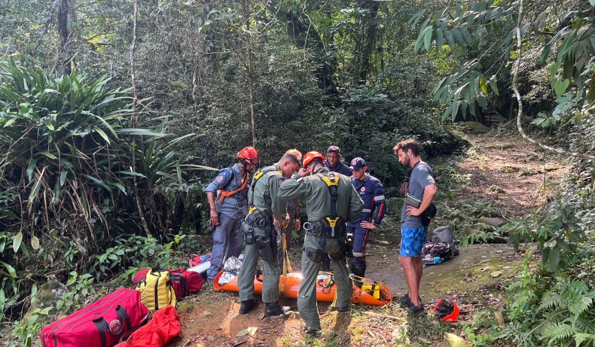 Mulher é resgatada de helicóptero após queda em cachoeira de Ilhabela2