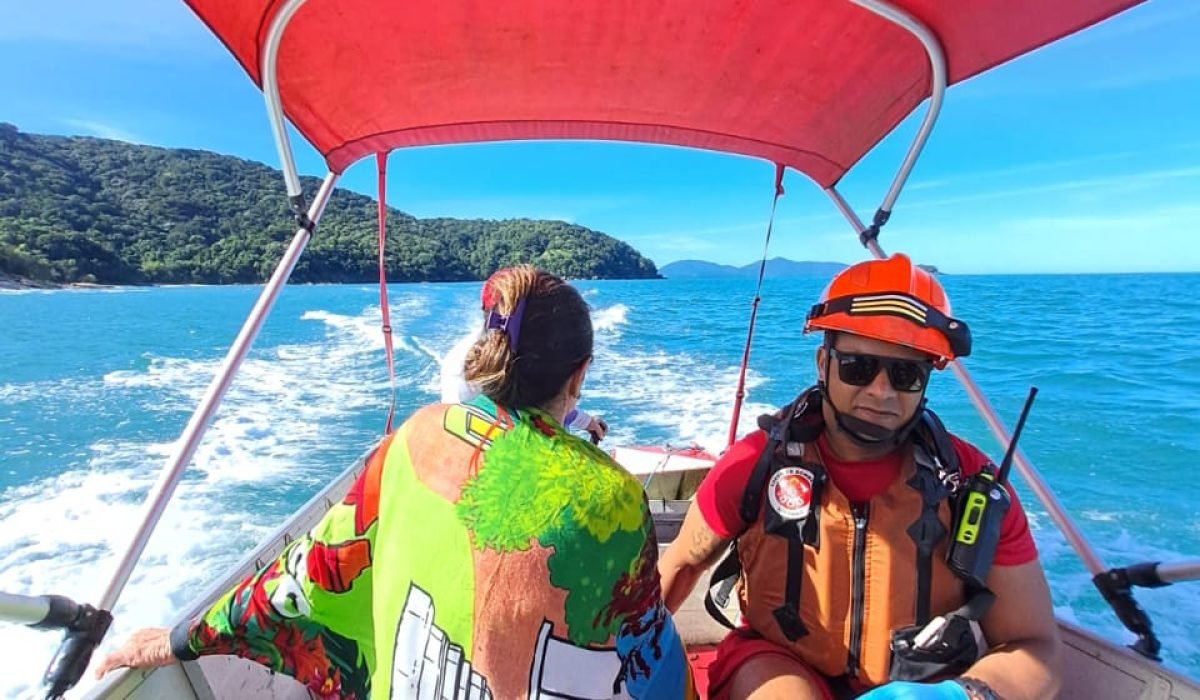 Mulher sofre queda durante trilha em Ubatuba e é resgatada pelos bombeiros2