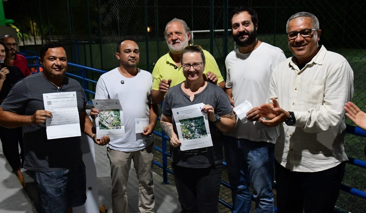 Prefeito Toninho Colucci entrega cerca de 300 Cadastros Imobiliários do núcleo de regularização fundiária Reino II (3)