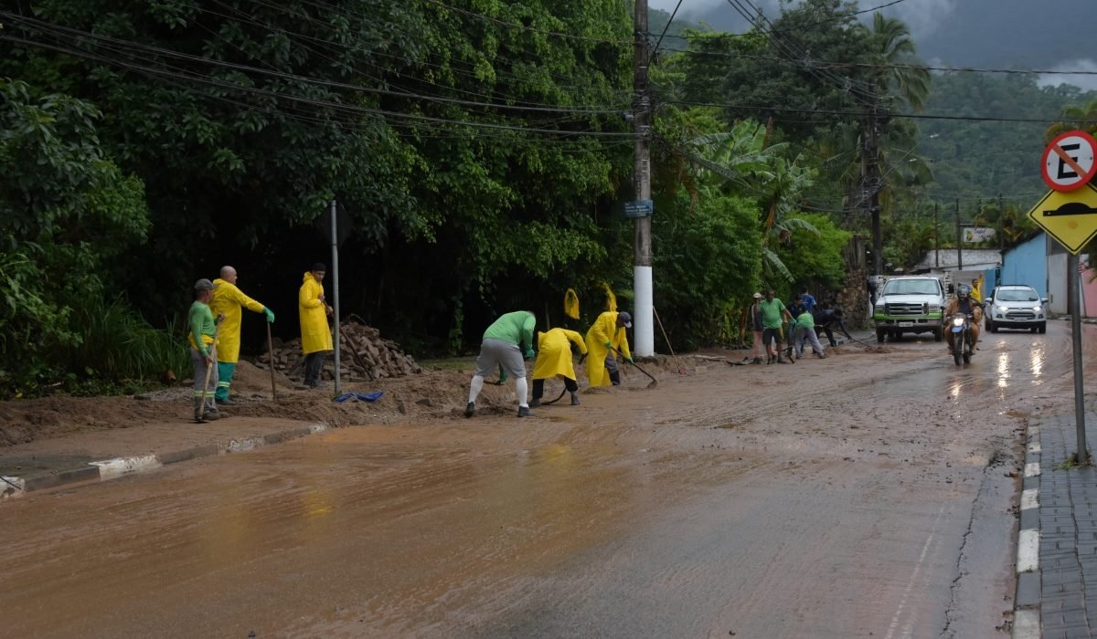 Prefeitura de Ilhabela alerta população para risco de leptospirose após fortes chuvas e alagamentos
