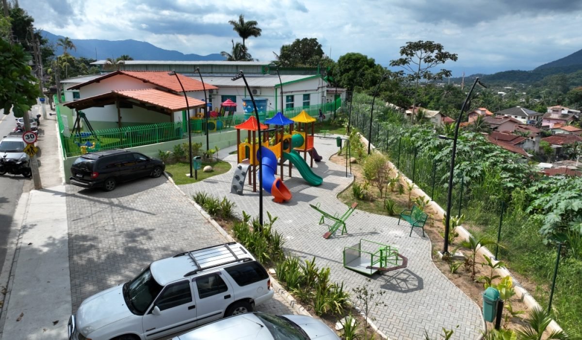 Prefeitura de Ilhabela entrega nova praça com espaço de lazer e convivência na Barra Velha