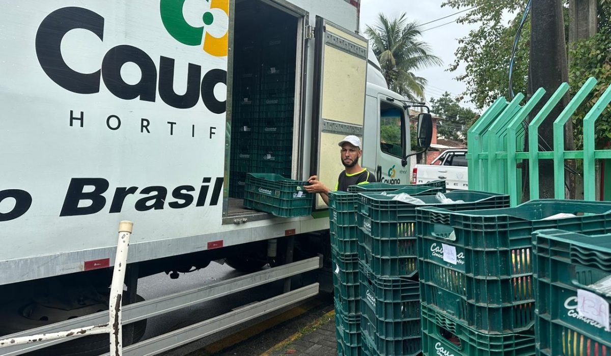 Prefeitura de Ilhabela reforça apoio às famílias e entrega 1.385 kits emergenciais de alimentação nas escolas