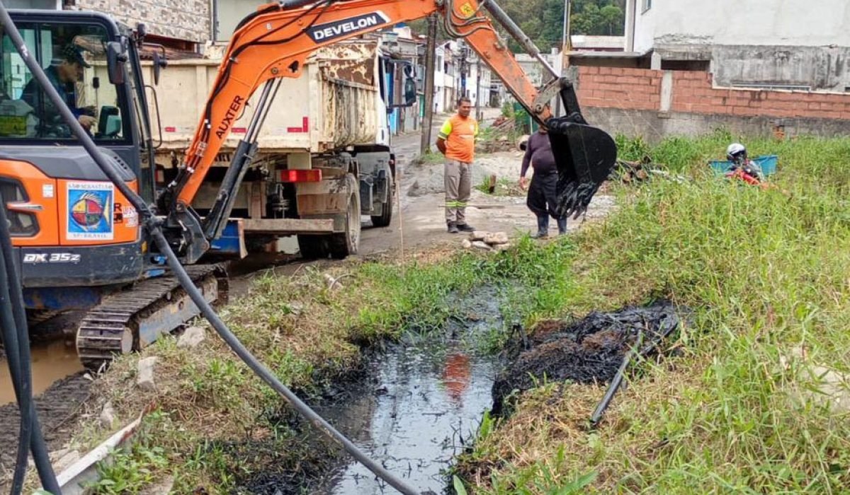 Prefeitura de São Sebastião realiza limpeza de valas em Cambury para prevenir alagamentos