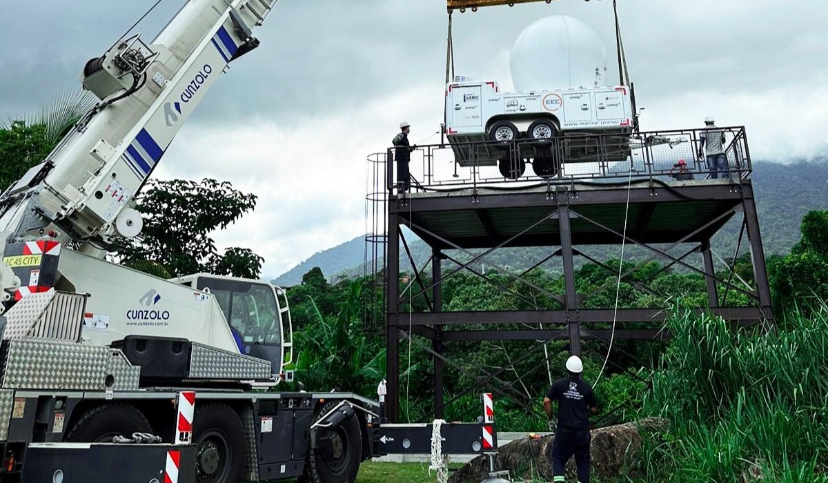 Radar meteorológico é instalado em torre metálica no sul de Ilhabela (4)