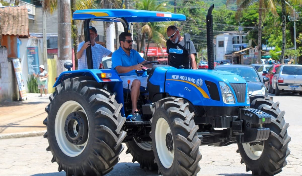 Trator entregue à comunidade pesqueira de Boiçucanga (F1)