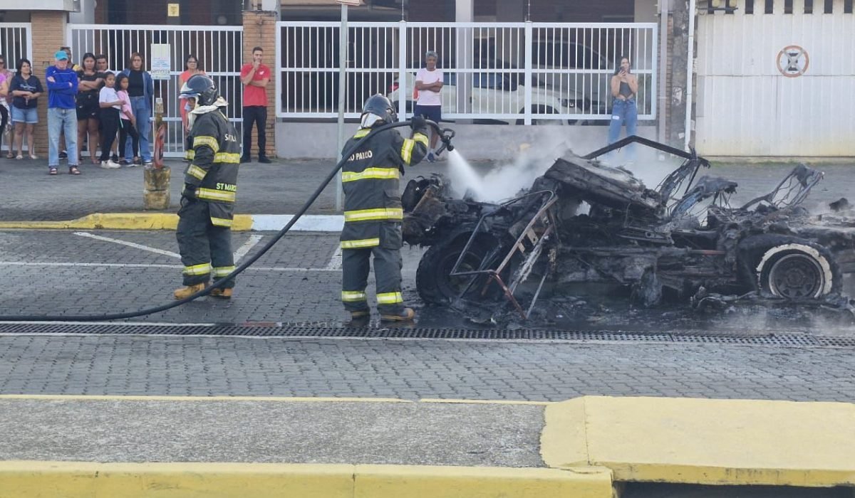 Veículo pega fogo no centro de Ubatuba e é contido pelos Bombeiros