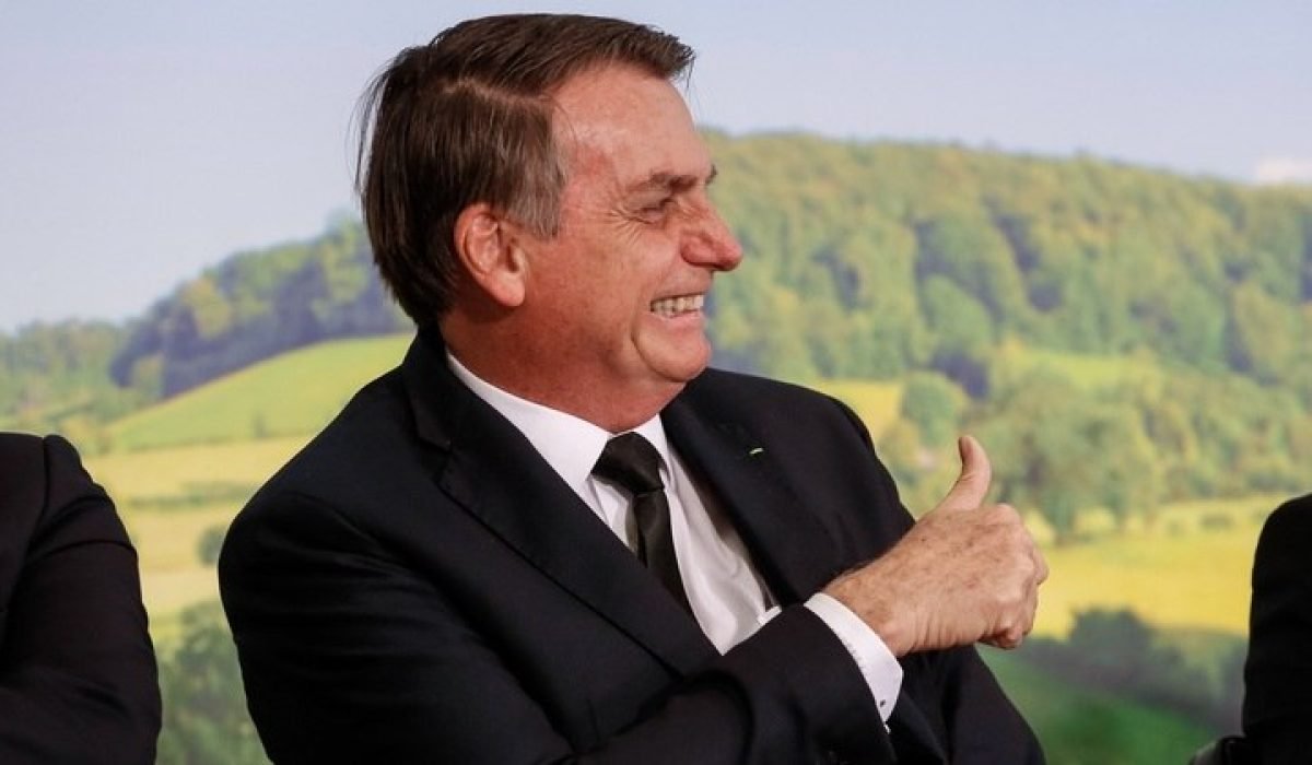 jair-bolsonaro-sorri-e-faz-joinha-18062019192950208