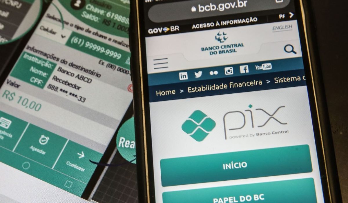 Pix é o pagamento instantâneo brasileiro. O meio de pagamento criado pelo Banco Central (BC) em que os recursos são transferidos entre contas em poucos segundos, a qualquer hora ou dia. É prático, rápido e seguro.